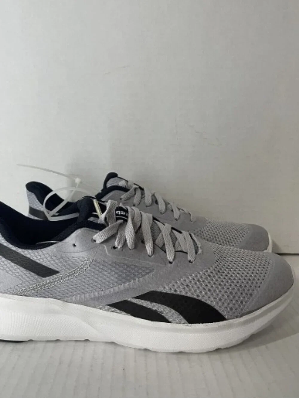 -- Reebok Men's Lightweight Grey Athletic Sneakers Size 8.5